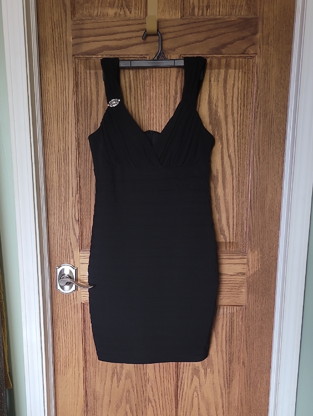 Scarlett Nite Black Sleeveless V-Neck Bodycon Dress with Brooch Detail